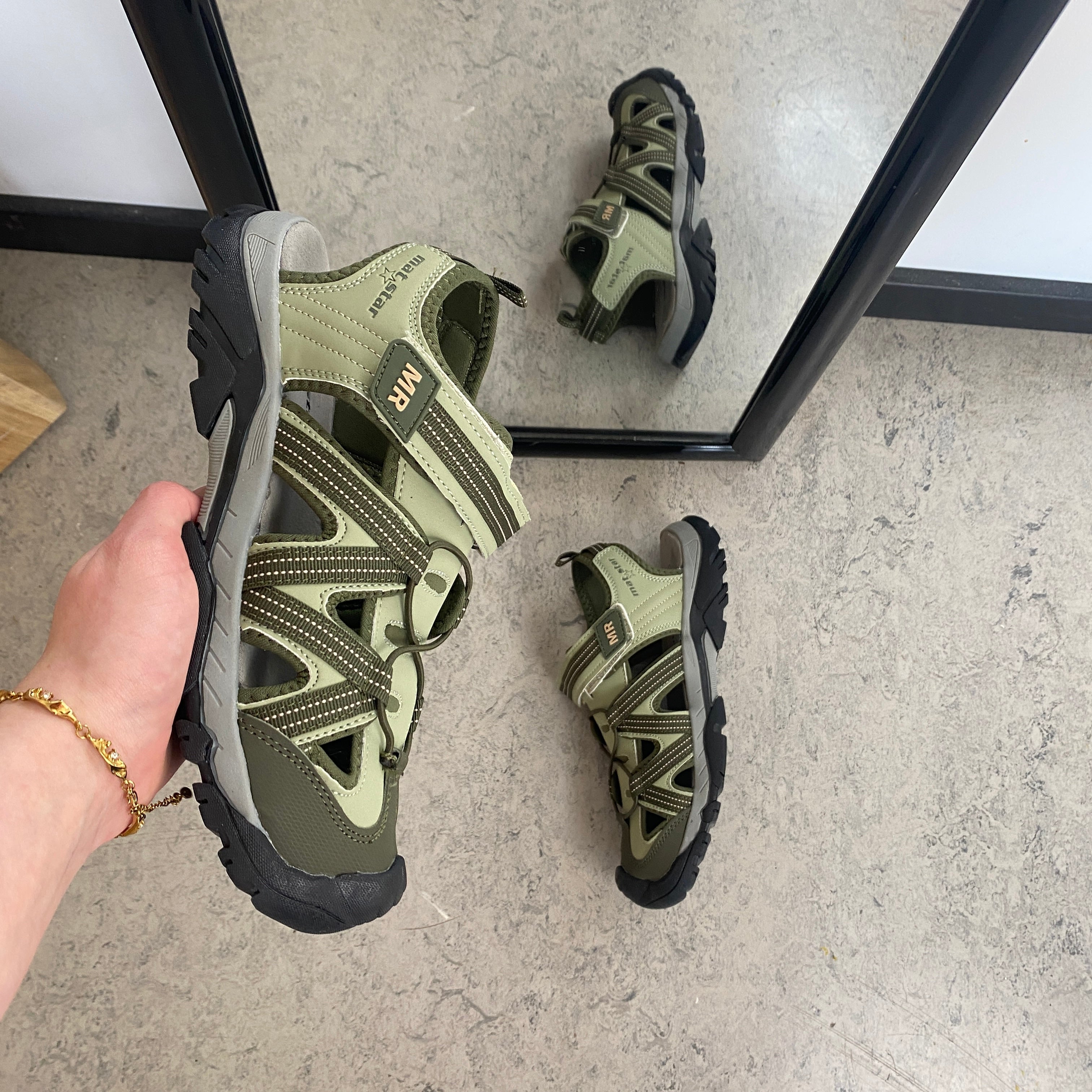 Robust vandringssandal i khaki med bra stöd