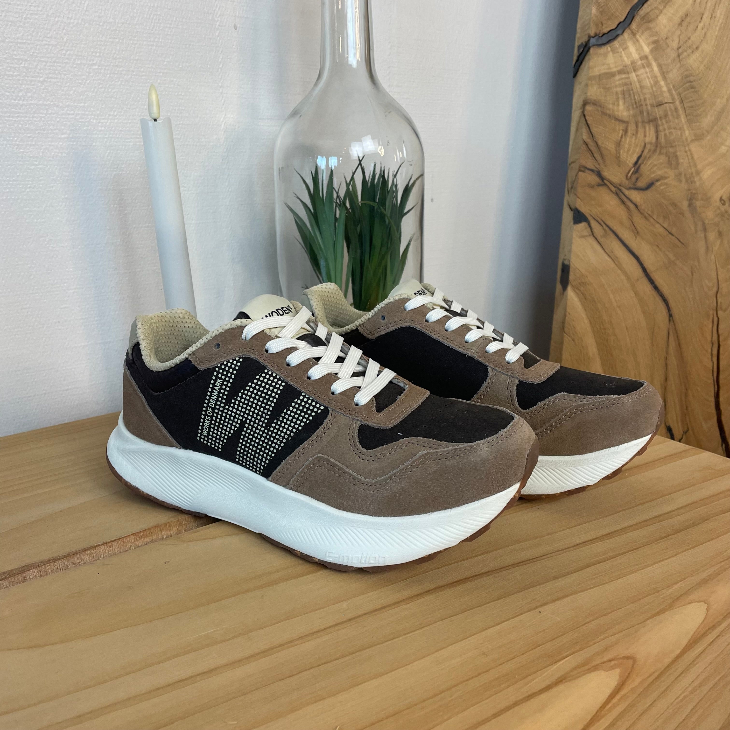 Mathilde Runner Leather – Woden-sneaker i varma bruna nyanser med lätt gångsula