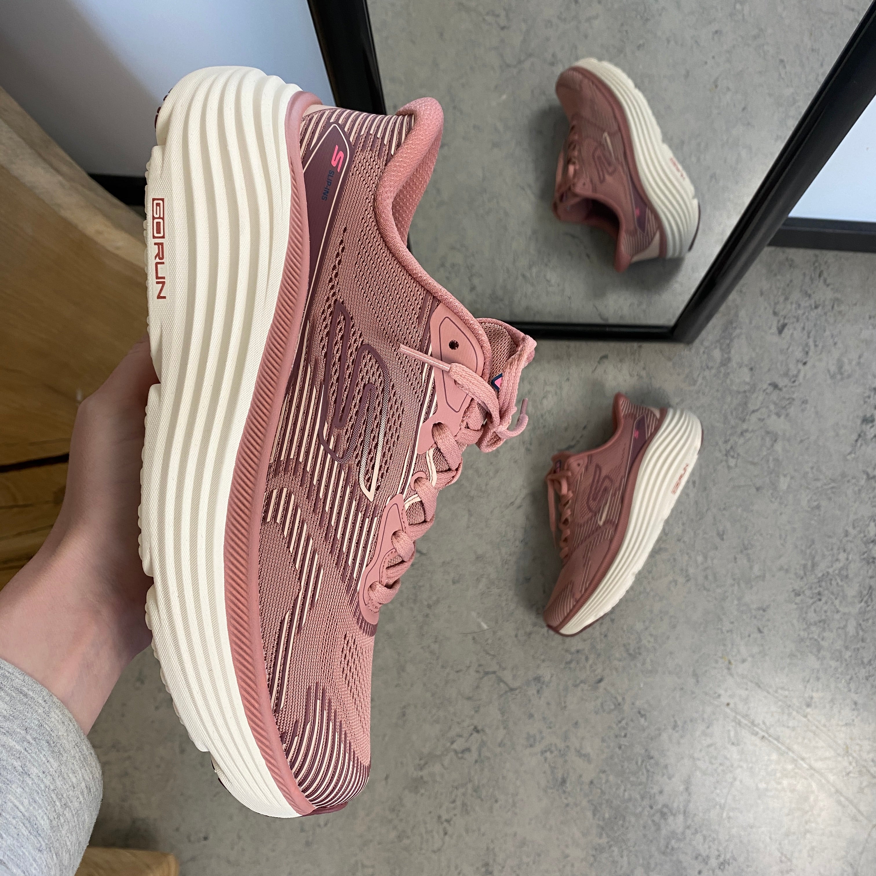Skechers Max Cushioning Rosa slip-on sneaker med maximal stötdämpning