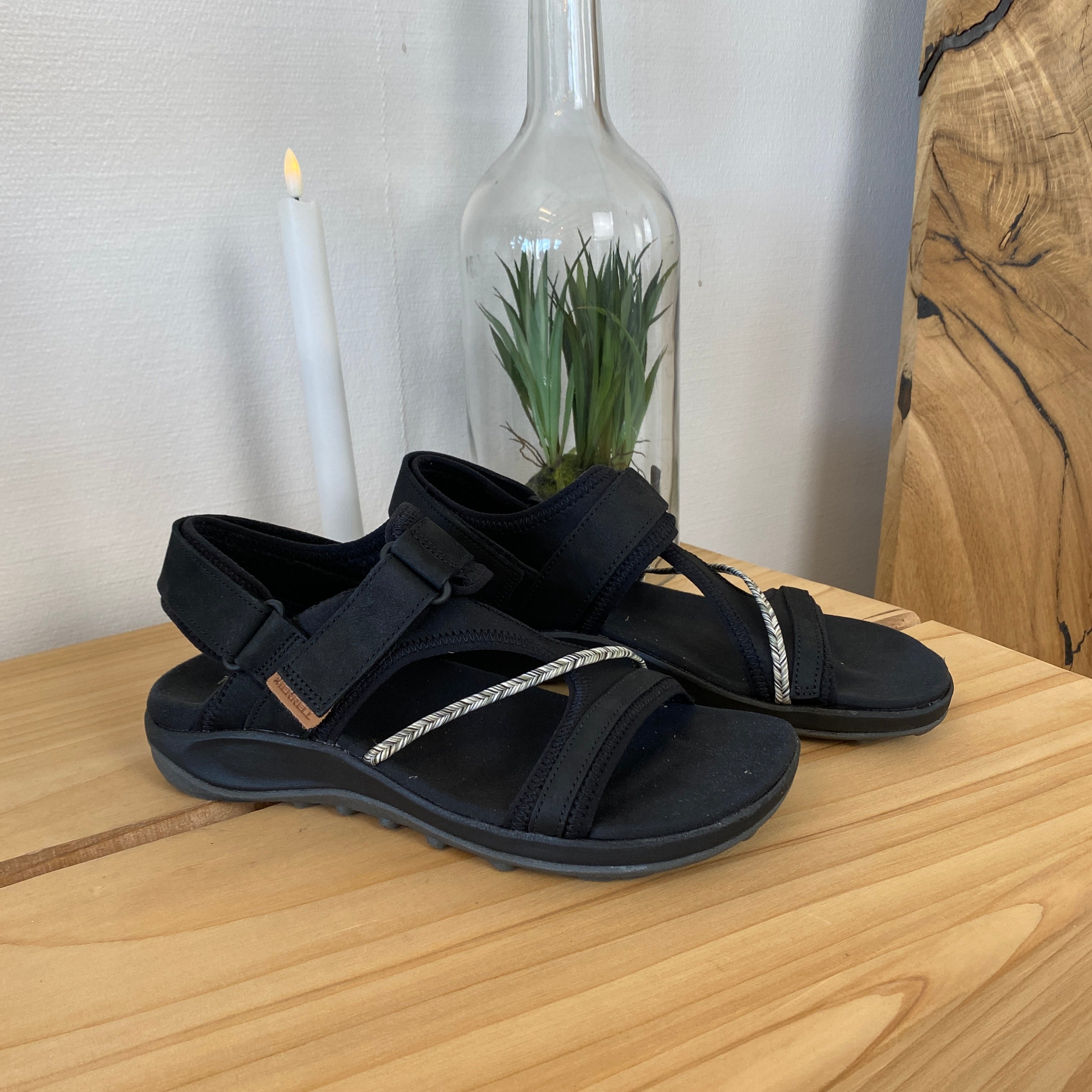 Svart Merrell-sandal – lätt och bekväm sandal med justerbar passform