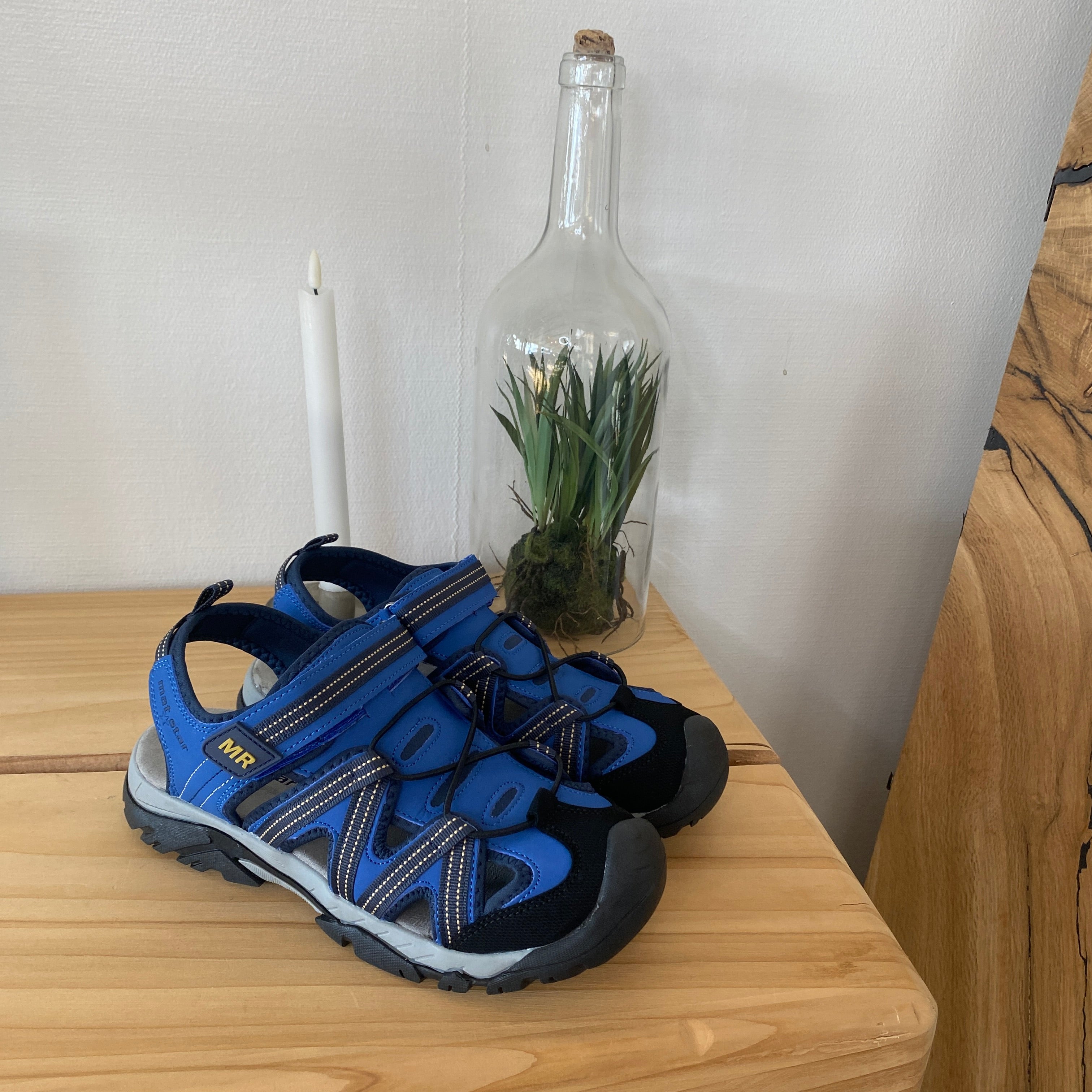 Robust blå vandringssandal med bra stöd