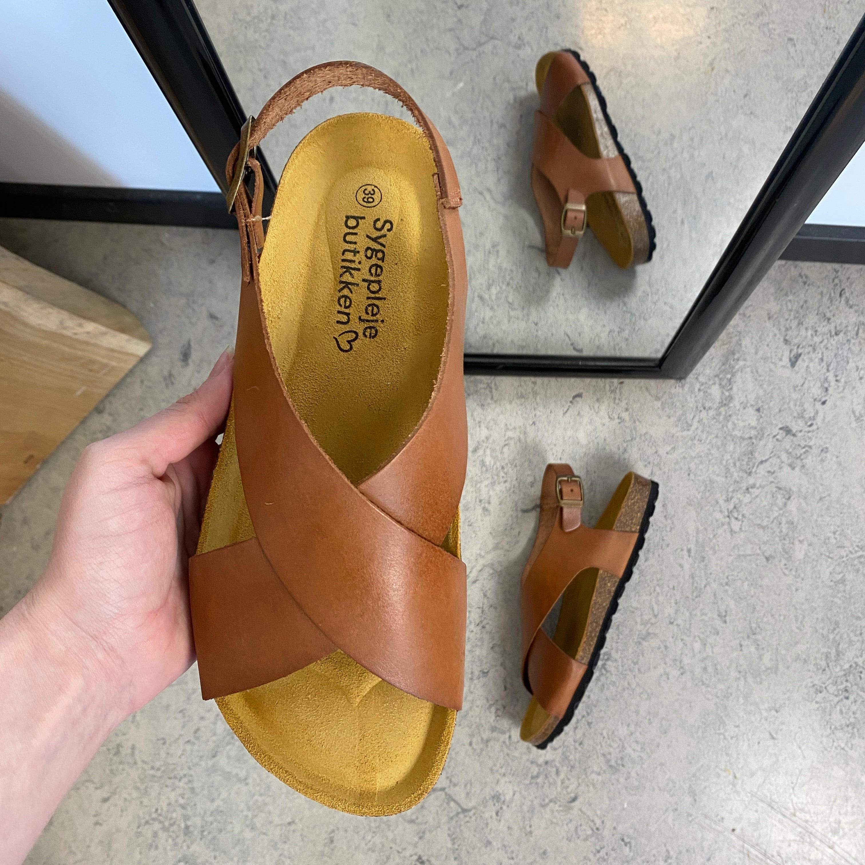 Brun sandal i slätt läder med korsremmar & bakrem | SSKbutiken.se