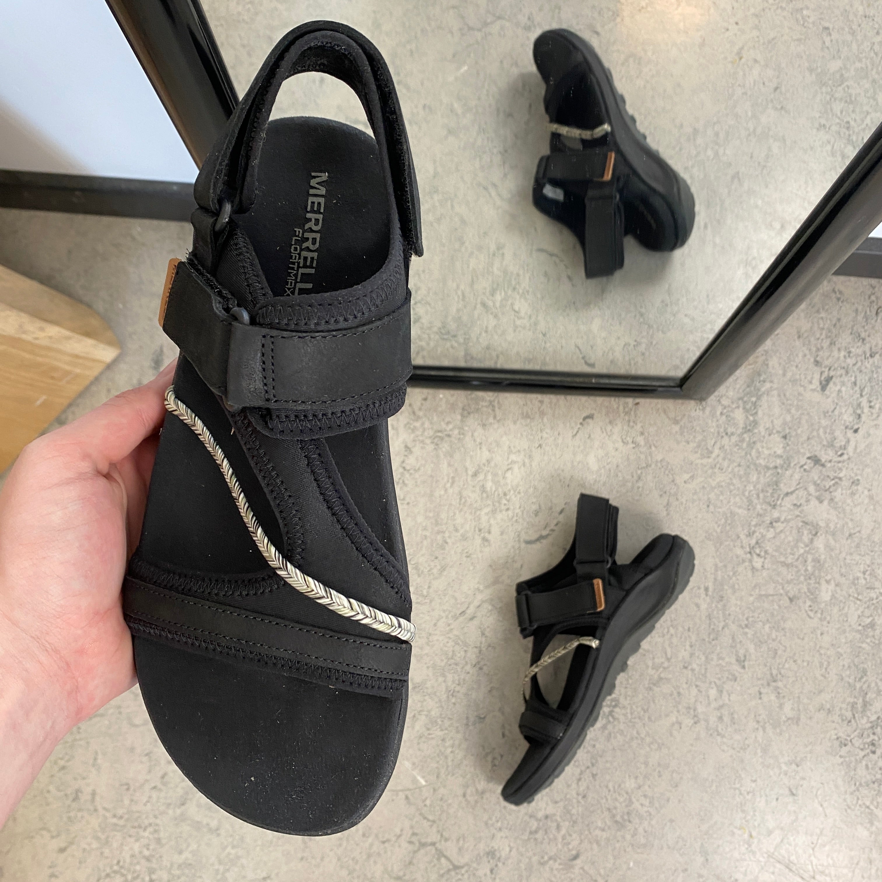 Svart Merrell-sandal – lätt och bekväm sandal med justerbar passform