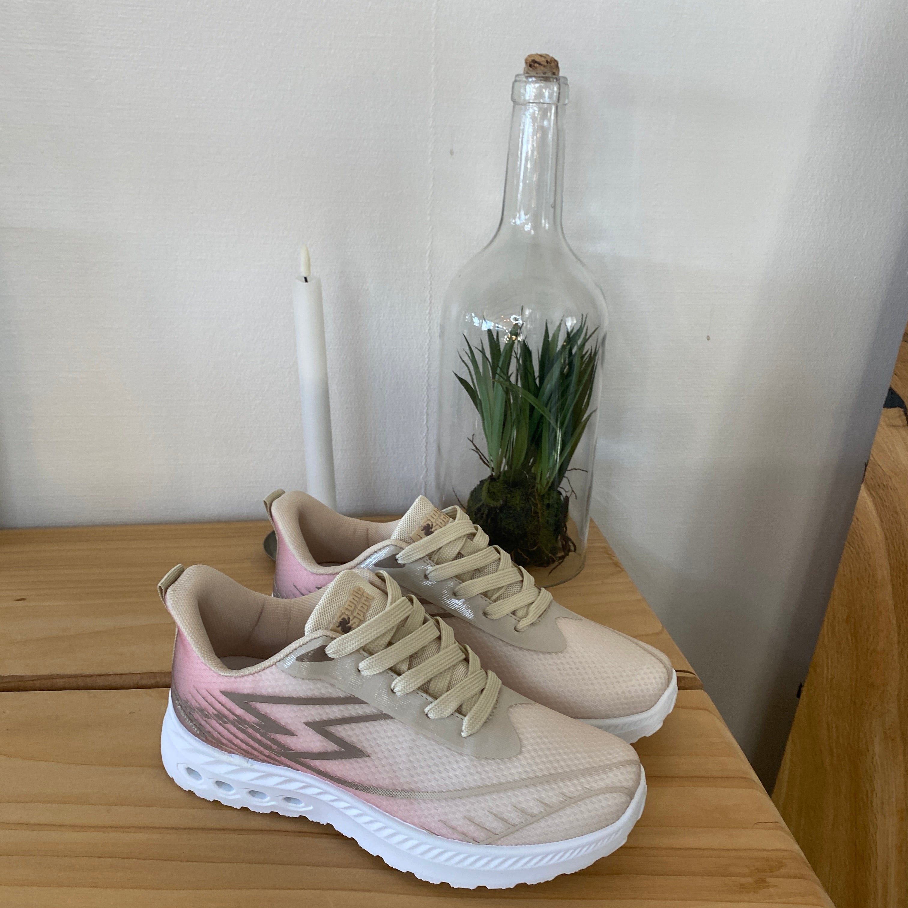 Beige lättvikts-sneakers i mesh med stötdämpande sula
