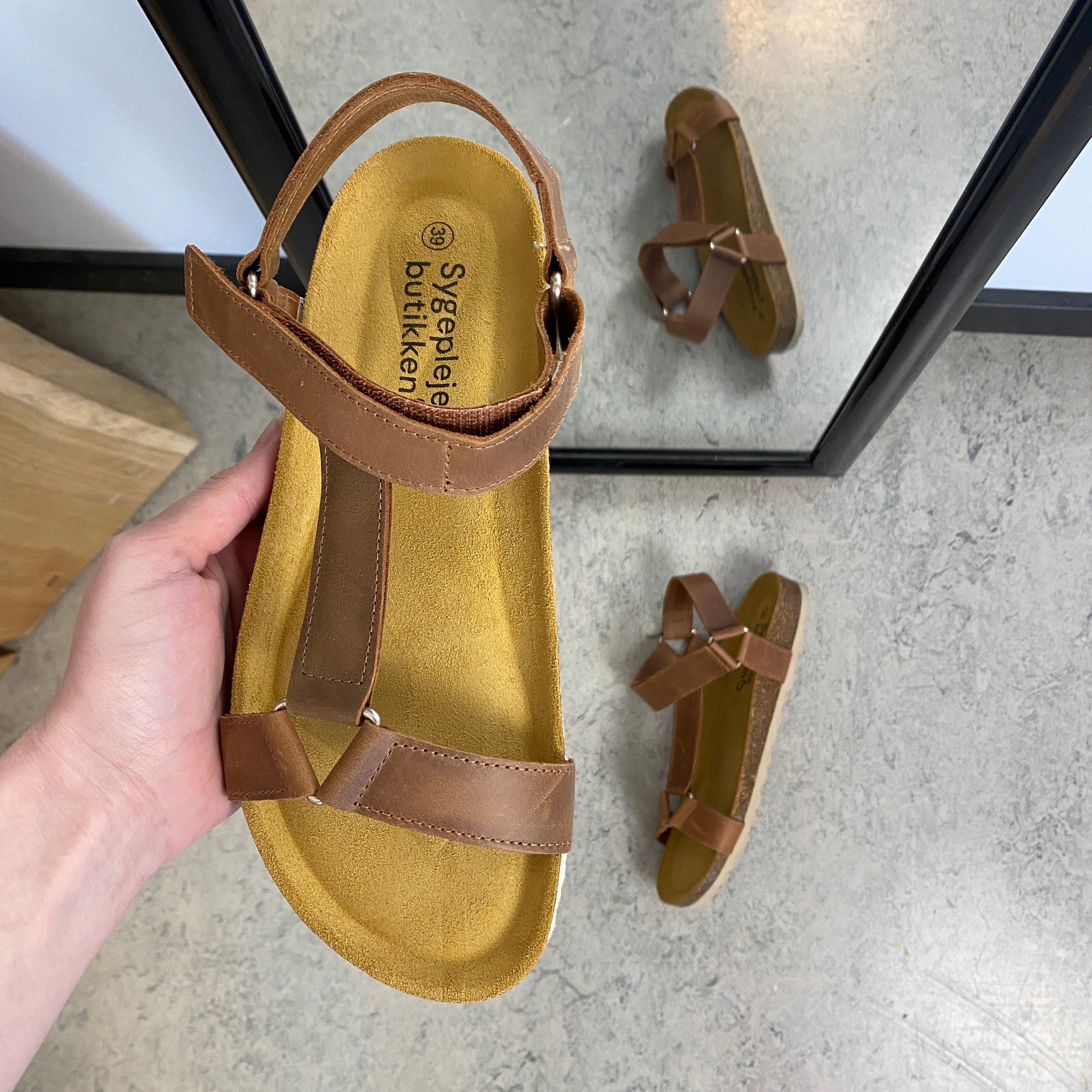 Crazy Brandi sandal i brunt läder – komfortsandal med fast passform | SSKbutiken.se