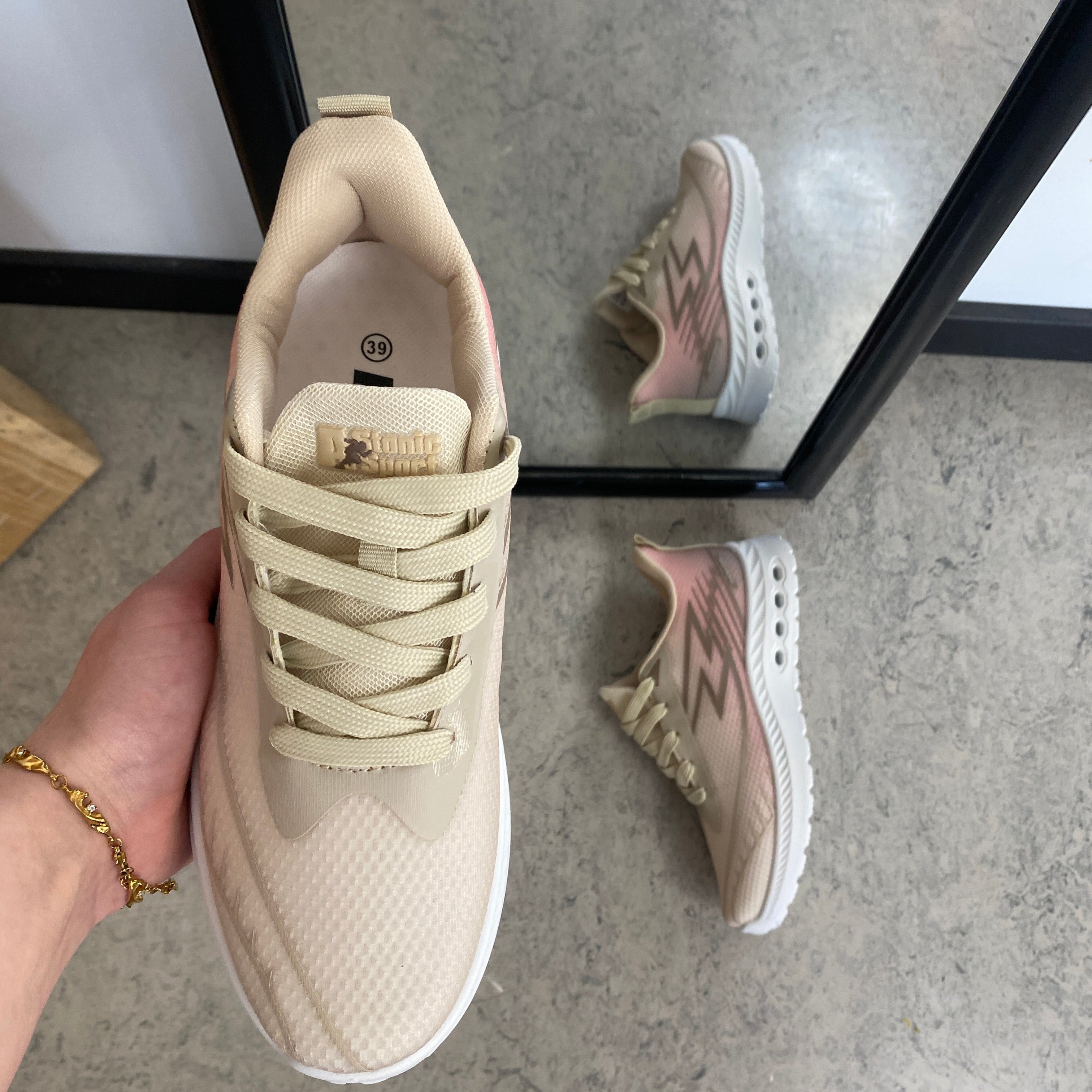 Beige lättvikts-sneakers i mesh med stötdämpande sula