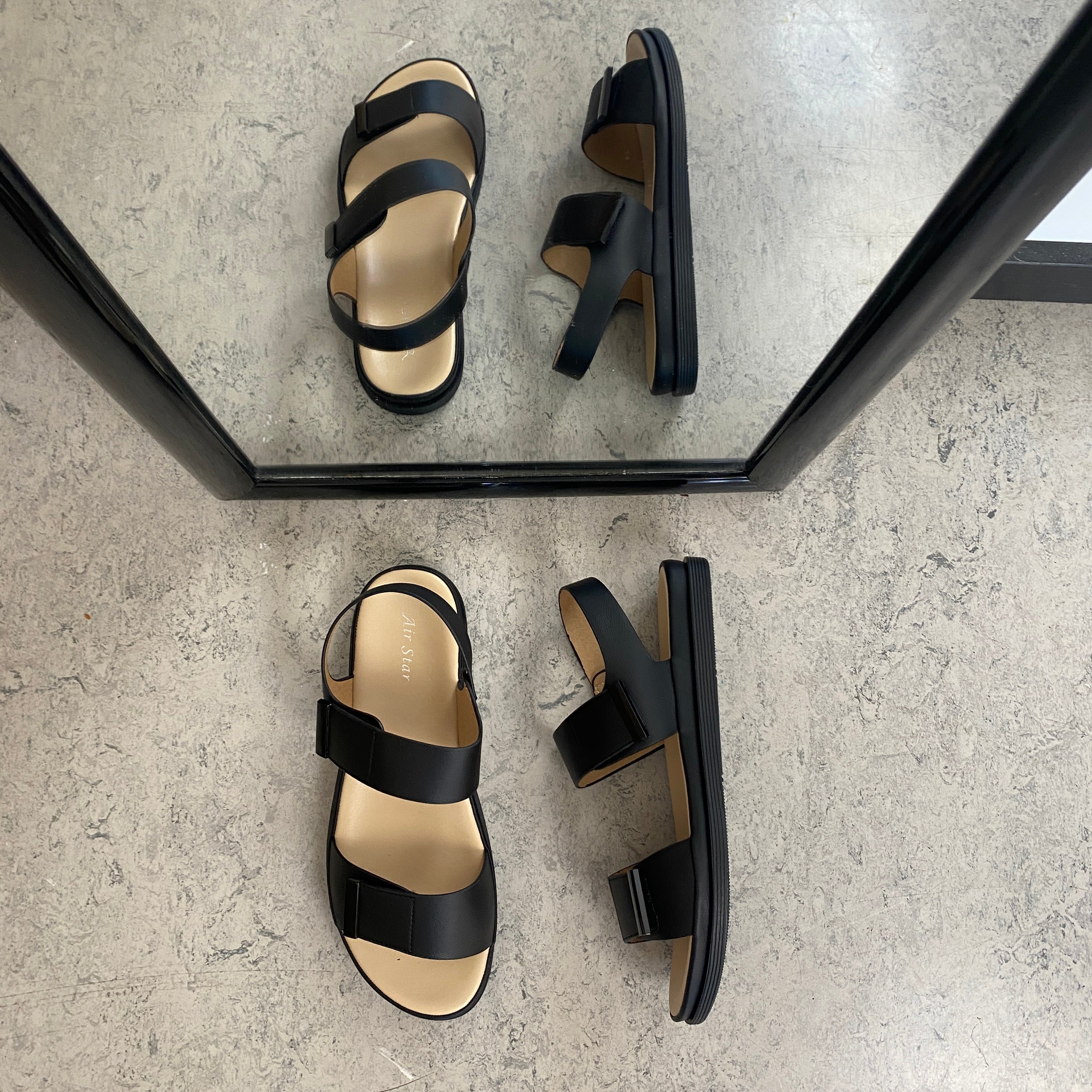 Svart sandal med justerbara remmar & mjuk komfortsula
