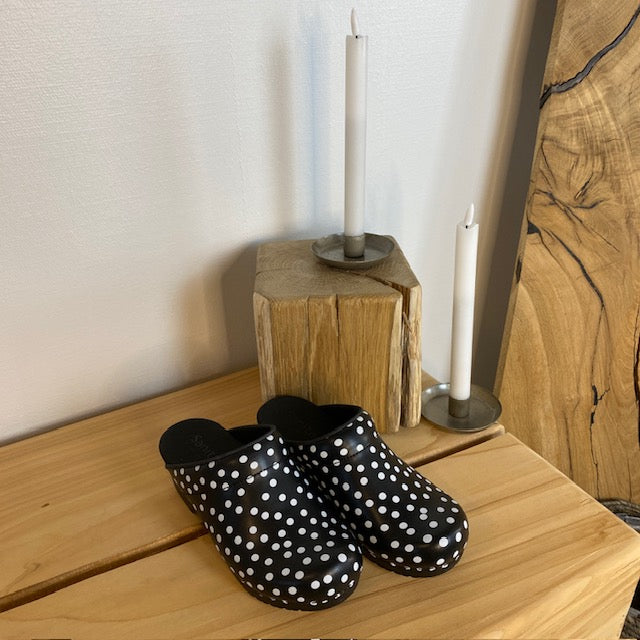 Sanita träskor med svart och vitt prickmönster