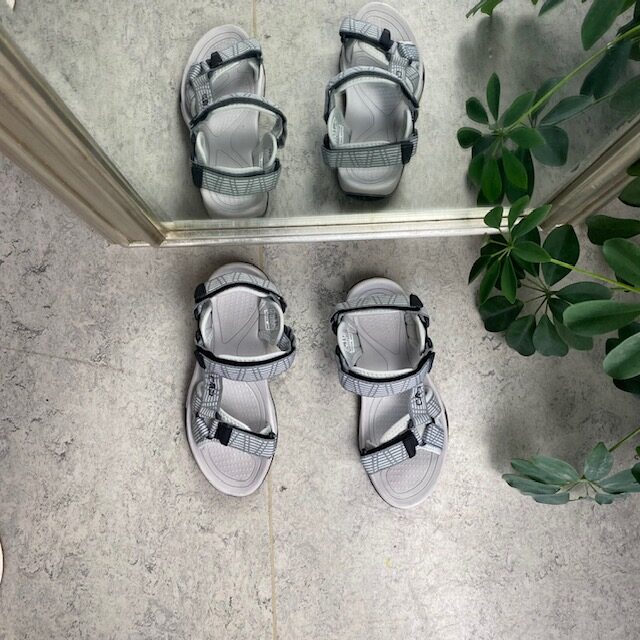 Grå sportsandal från CMP med ränder och bred passform