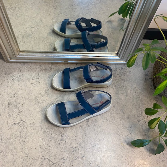 Blå skinnsandal med tre justerbara remmar och fotvalvsstöd