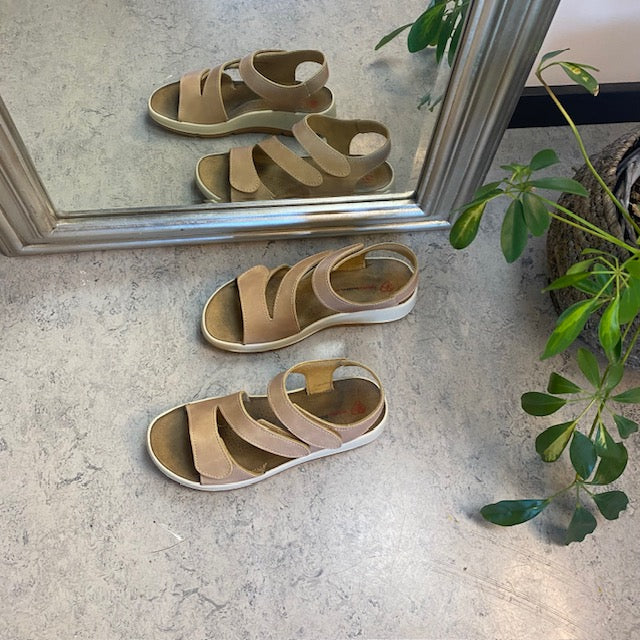 Elegant beige lädersandal med justerbara remmar