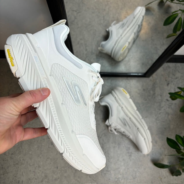 Andningsbar vit MaxCushioning-sko från Skechers