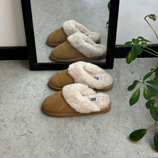 Bruna slip-on-tofflor med bred passform