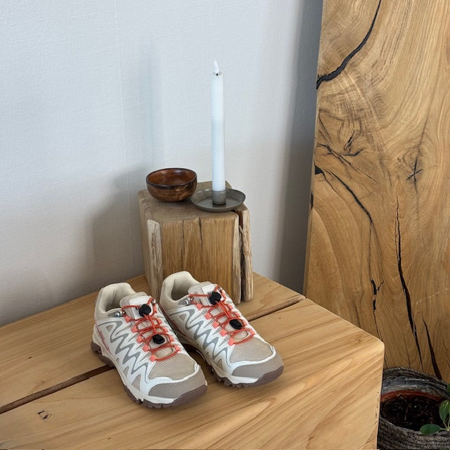 Flexibla beige sneakers med elastiska snören