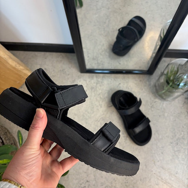 Gaitline sandal – svart med svart sula & SGL Technology™