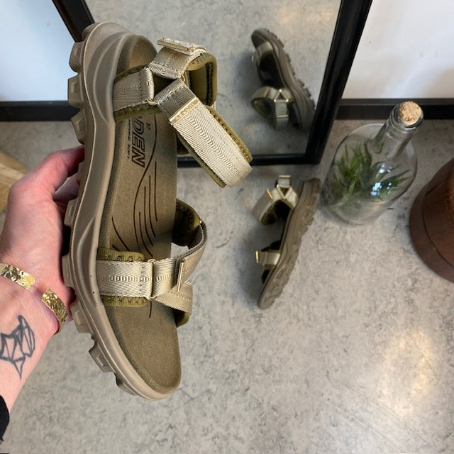 Grön Woden-sandal med bra fotvalvsstöd