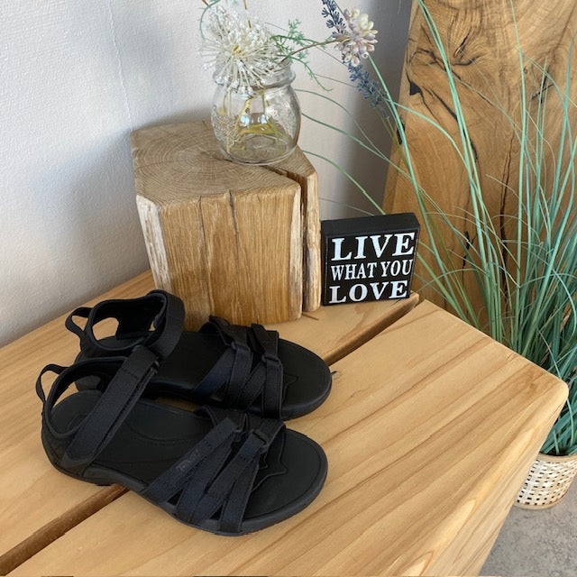 Teva Tirra – smart svart sandal från Teva med bra fotvalvsstöd
