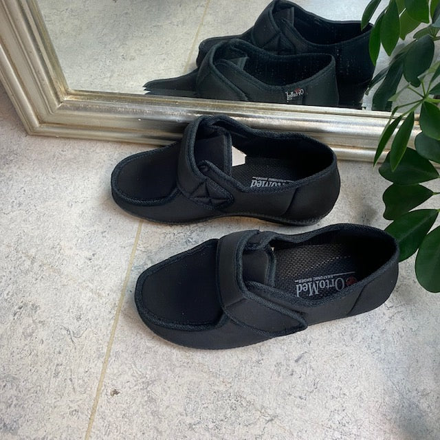 Bred sko med kardborre och extra plats