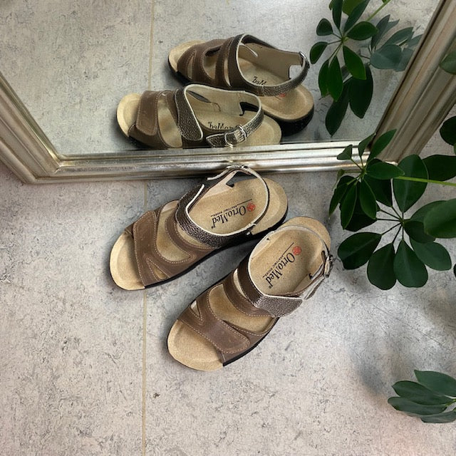 Bred skinnsandal med kardborre