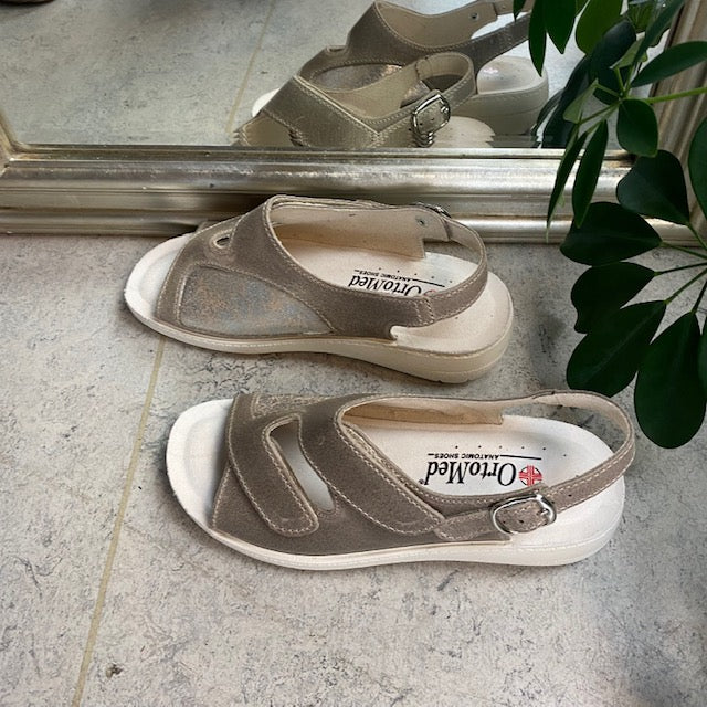 Bred ortopedisk sandal i beige med kardborre, fotvalvsstöd och extra plats för knölar