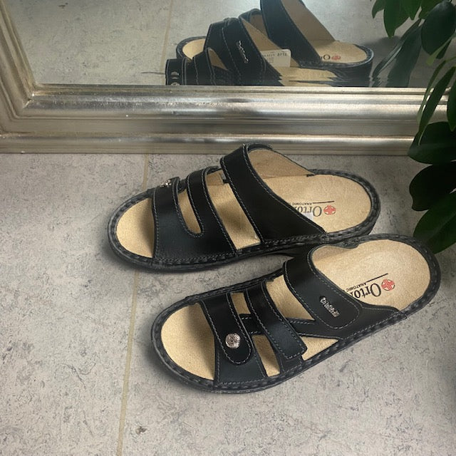 Svart läderslip-on för knölar