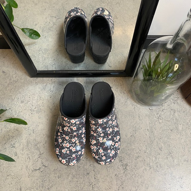 Sanita toffelträskor med svartvitt blommönster