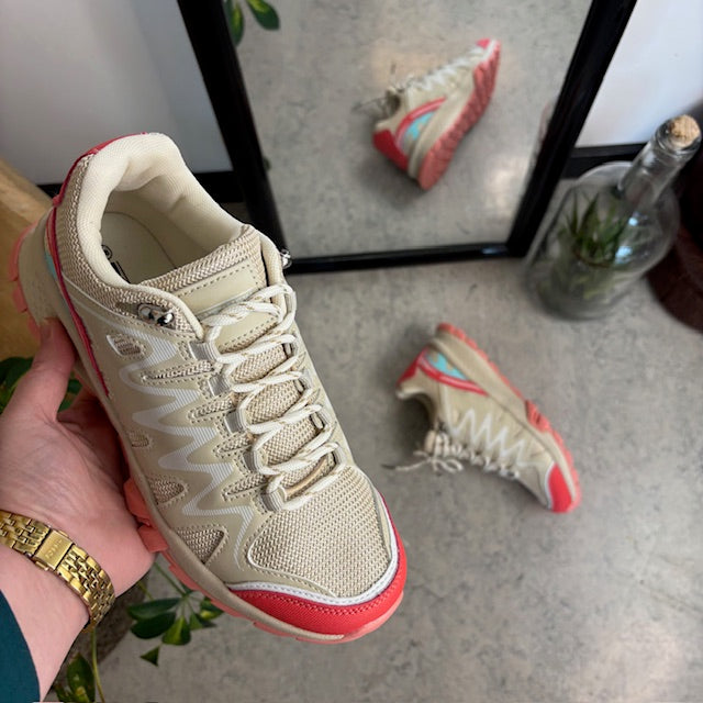 Beige skor med andningsbar ovandel och fina detaljer