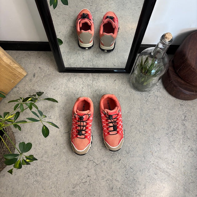 Flexibla laxrosa sneakers med elastisk snörning