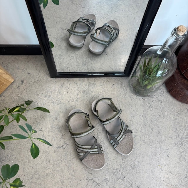Snygg sportig lättviktsandal med fotvalvsstöd