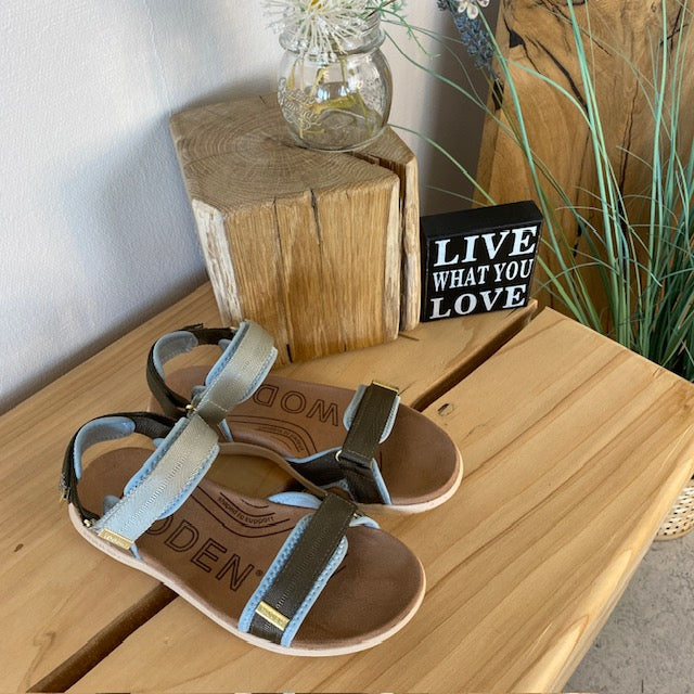 Ljusblå/grön Woden-sandal med bra hålfotsstöd.