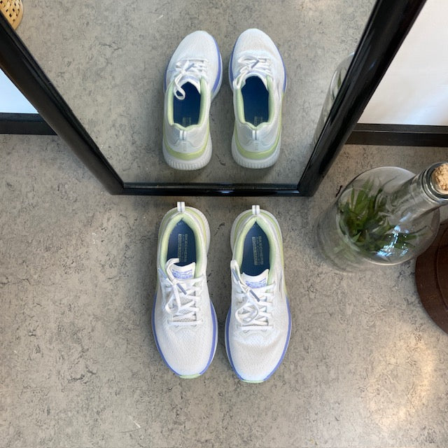 Vita Skechers GoRun-skor med fina detaljer