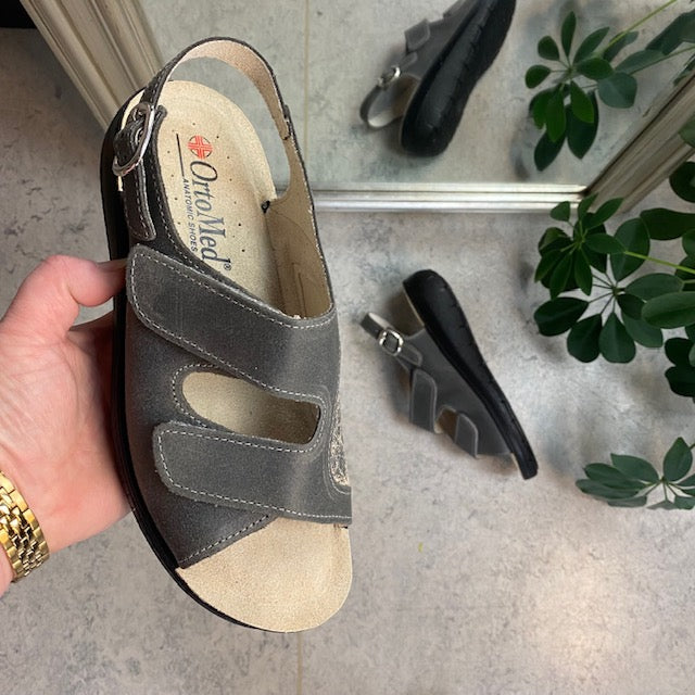 Grå bred skinnsandal för knölar