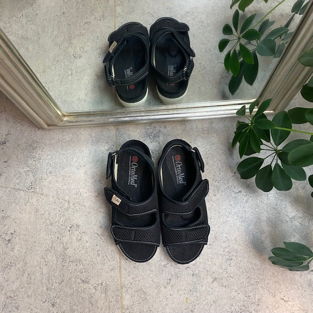 Bred sandal från OrtoMed med kardborre