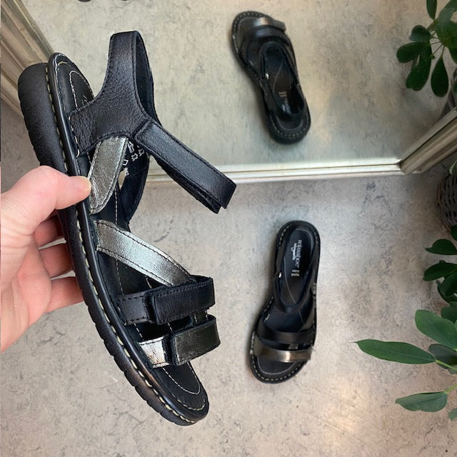Svart skinnsandal med tre remmar och metallicdetaljer från Relaxshoe