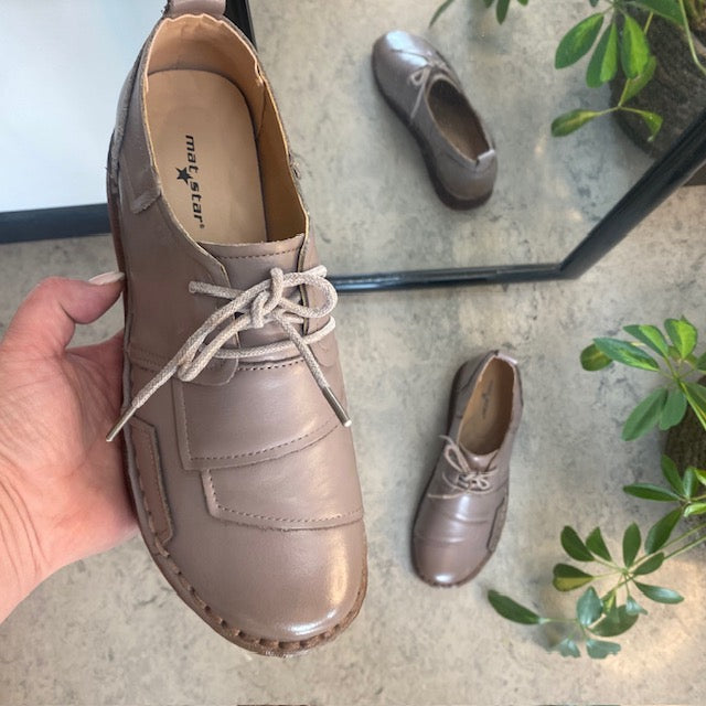 Beige snörskor i läder med bra stötdämpning