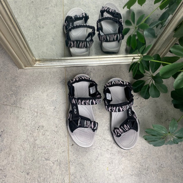 Svart sportsandal från CMP med ränder och bred passform