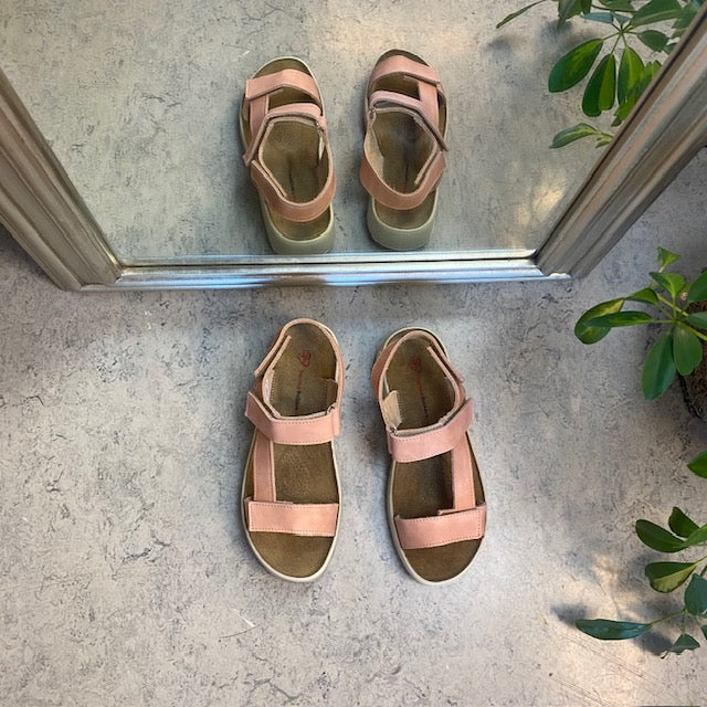 Rosa skinnsandal med tre justerbara remmar och hålfotsstöd