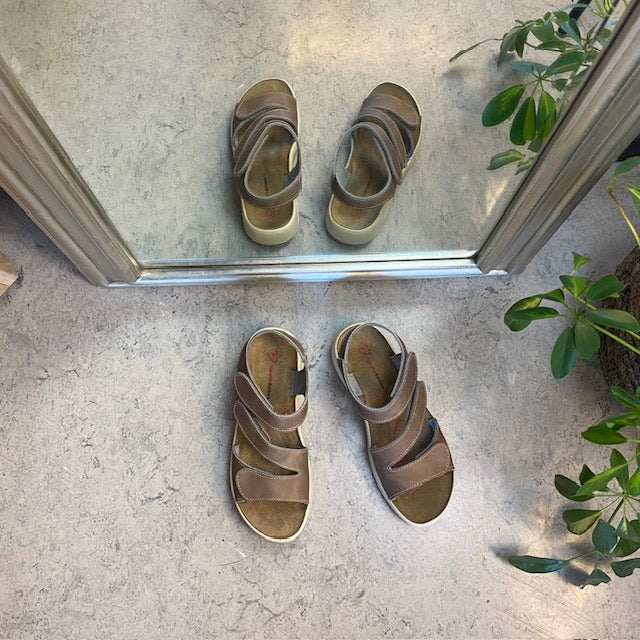 Elegant brun lädersandal med justerbara remmar