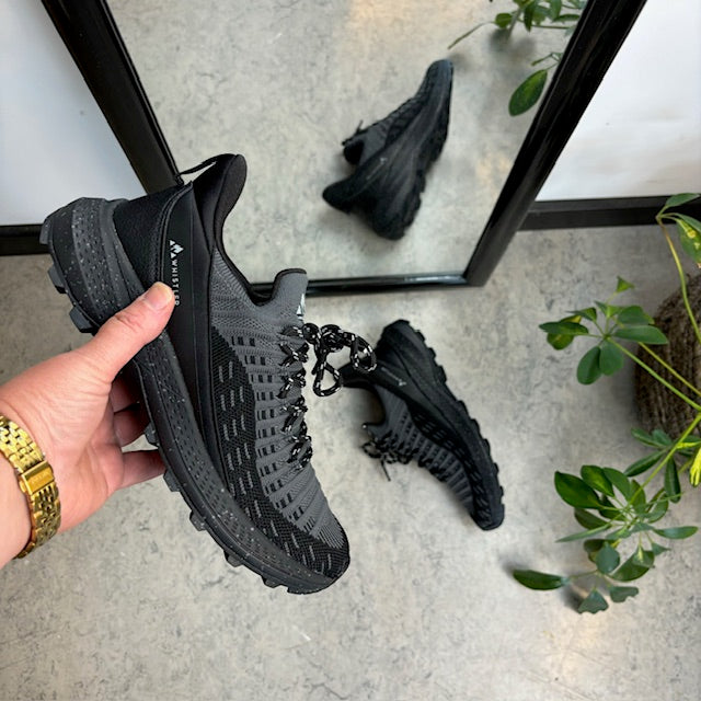 Mörkgrå slip-ons från Whistler med bred passform