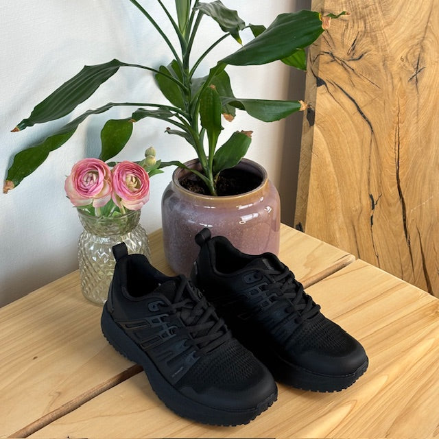 Svart lättviktsko från Gaitline med optimal dämpning och hålfotsstöd