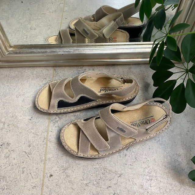 Bred skinnsandal för knölar