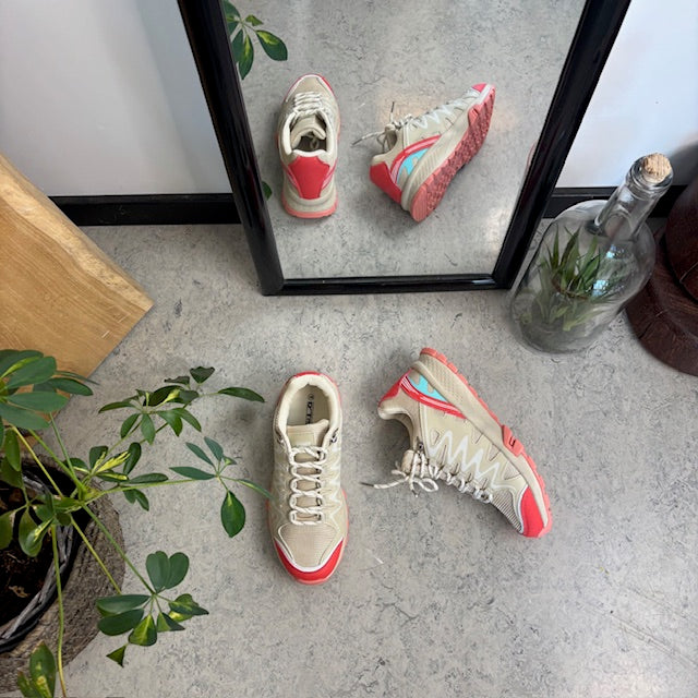 Beige skor med andningsbar ovandel och fina detaljer
