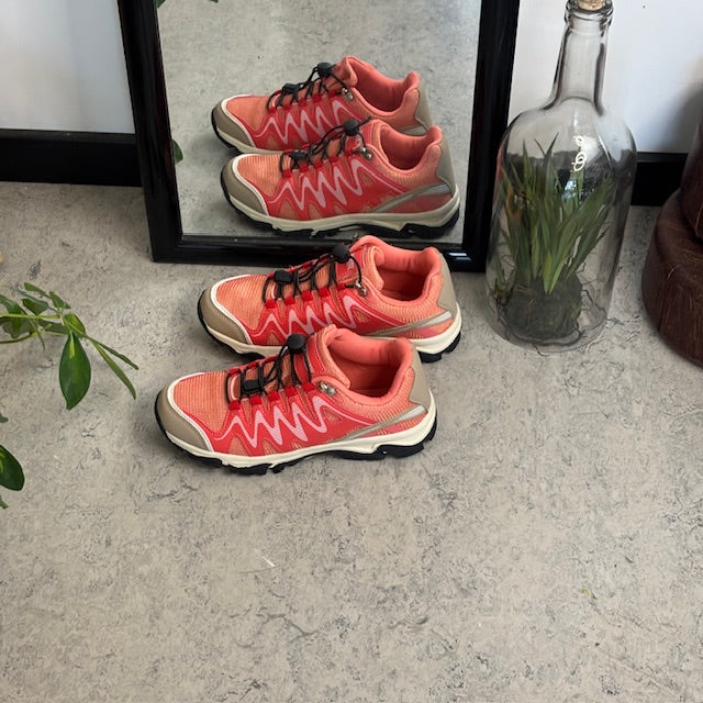Flexibla laxrosa sneakers med elastisk snörning