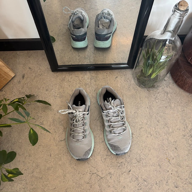 Merrell-skor med stickad ovandel och hålfotsstöd