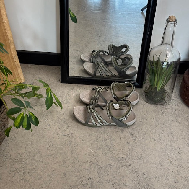 Snygg sportig lättviktsandal med fotvalvsstöd