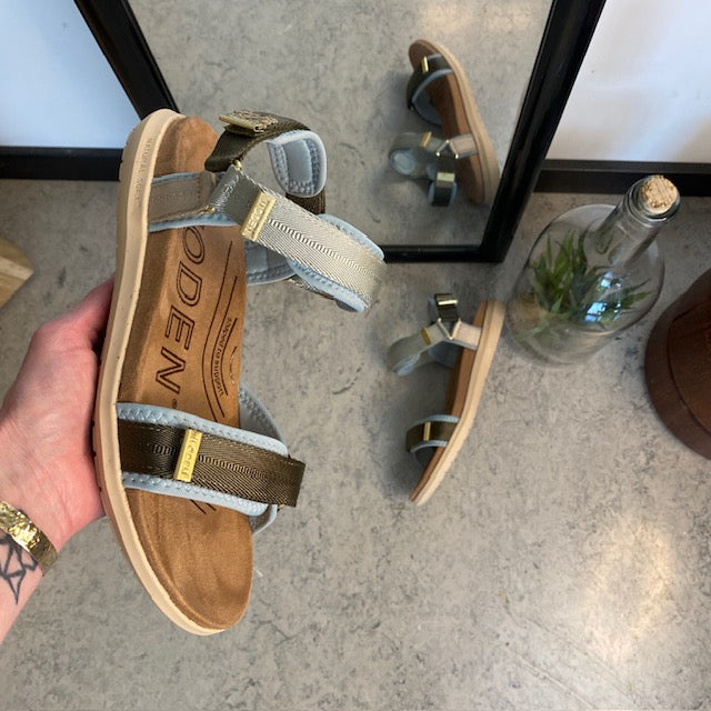 Ljusblå/grön Woden-sandal med bra hålfotsstöd.