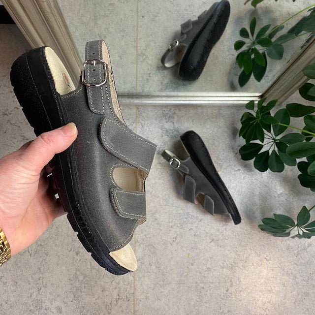 Grå bred skinnsandal för knölar