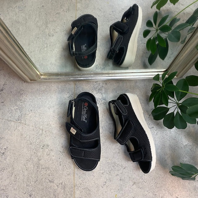 Bred sandal från OrtoMed med kardborre