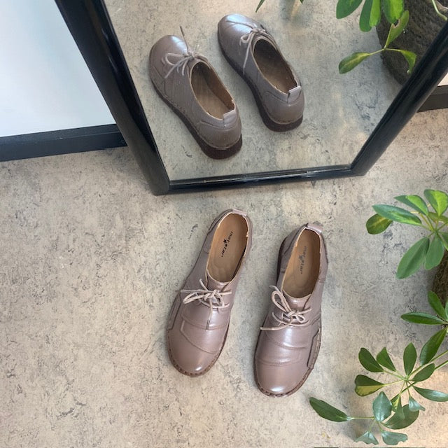 Beige snörskor i läder med bra stötdämpning