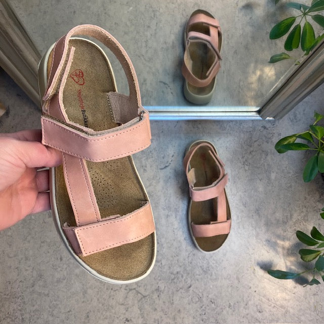 Rosa skinnsandal med tre justerbara remmar och hålfotsstöd